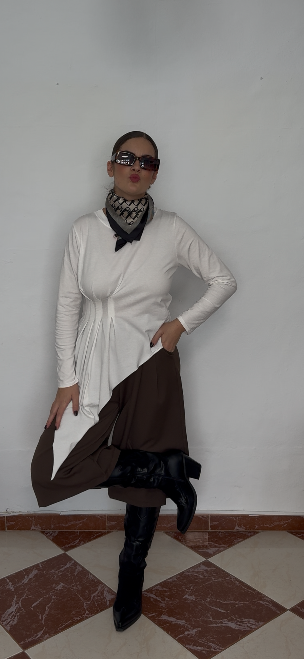 Camiseta blanca asimétrica con drapeado