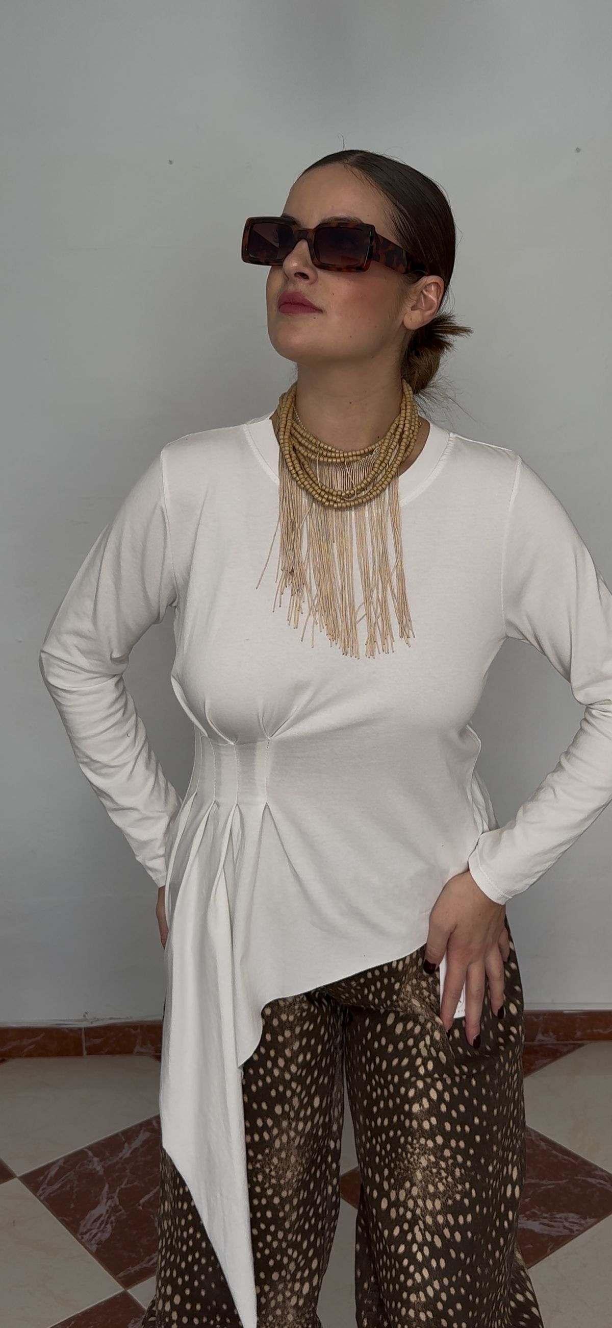 Camiseta blanca asimétrica con drapeado